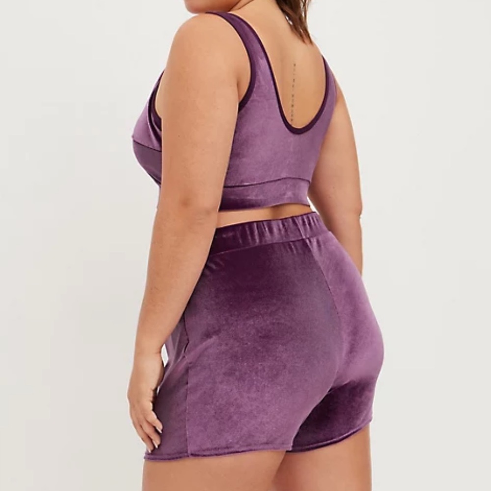 NWT TORRID 2 PIECE VELOUR LOUNGE SET W/ CROPPED TANK,HIGH RISE SHORTS - Picture 4 of 10